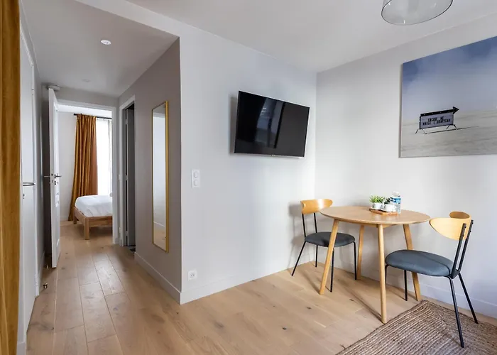 Relax In A Contemporary Designer Daire *