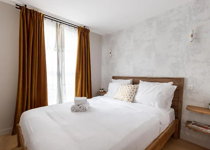 Relax In A Contemporary Designer * Paris