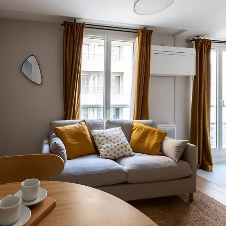 Relax In A Contemporary Designer 아파트